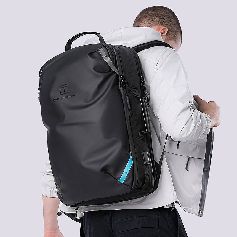 Expandable 45L vacuum-compression backpack: image showing the fit on a model.