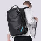 Expandable 45L vacuum-compression backpack: image showing the fit on a model.